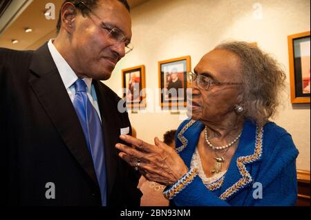 Dr. Freeman A. Hrabowski III von der Universität von Maryland, Baltimore County Bürgerrechtsanwalt Frankie Muse Freeman. Stockfoto