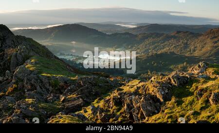 Ein Panoramablick über Grasmere von Helm Crag, Cumbria, UK Stockfoto