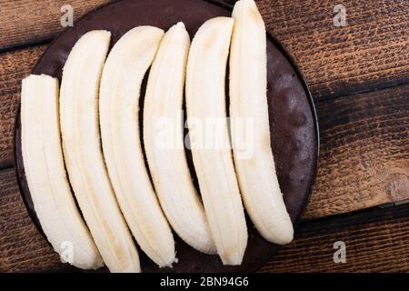 Deutsche traditionelle Dessert namens 'maulloch' Kuchen, mit Bananen und Schokolade, Mascarpone, dunkle Schokolade Krümel, auf Holztisch gemacht. Auf rumänisch ca. Stockfoto