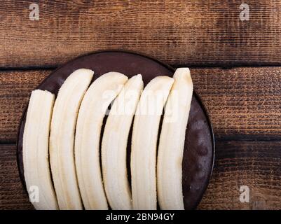 Deutsche traditionelle Dessert namens 'maulloch' Kuchen, mit Bananen und Schokolade, Mascarpone, dunkle Schokolade Krümel, auf Holztisch gemacht. Auf rumänisch ca. Stockfoto