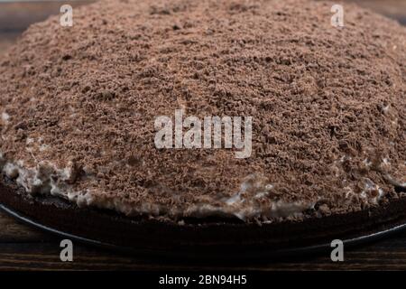 Deutsche traditionelle Dessert namens 'maulloch' Kuchen, mit Bananen und Schokolade, Mascarpone, dunkle Schokolade Krümel, auf Holztisch gemacht. Auf rumänisch ca. Stockfoto