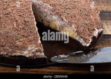 Deutsche traditionelle Dessert namens 'maulloch' Kuchen, mit Bananen und Schokolade, Mascarpone, dunkle Schokolade Krümel, auf Holztisch gemacht. Auf rumänisch ca. Stockfoto