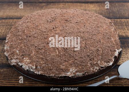 Deutsche traditionelle Dessert namens 'maulloch' Kuchen, mit Bananen und Schokolade, Mascarpone, dunkle Schokolade Krümel, auf Holztisch gemacht. Auf rumänisch ca. Stockfoto