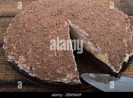 Deutsche traditionelle Dessert namens 'maulloch' Kuchen, mit Bananen und Schokolade, Mascarpone, dunkle Schokolade Krümel, auf Holztisch gemacht. Auf rumänisch ca. Stockfoto