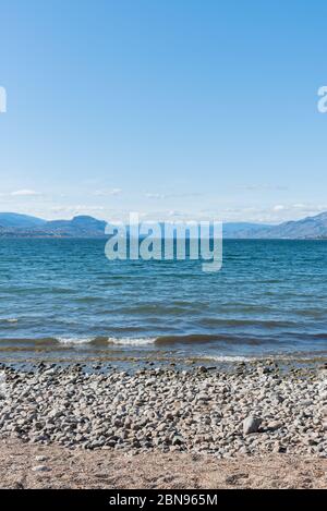 Blick auf Three Mile Beach am Okanagan Lake in Penticton, BC, Kanada an sonnigen Nachmittag Stockfoto