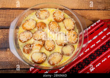 Die französische Zwiebelsuppe ist eine Art Suppe, die normalerweise auf Fleischbrühe und Zwiebeln basiert und oft mit Croutons und Käse auf einem großen Stück gratinéed serviert wird Stockfoto