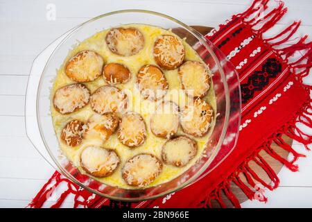 Die französische Zwiebelsuppe ist eine Art Suppe, die normalerweise auf Fleischbrühe und Zwiebeln basiert und oft mit Croutons und Käse auf einem großen Stück gratinéed serviert wird Stockfoto