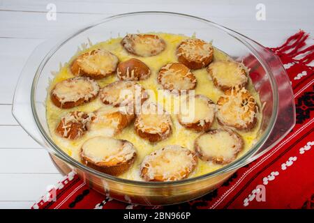 Die französische Zwiebelsuppe ist eine Art Suppe, die normalerweise auf Fleischbrühe und Zwiebeln basiert und oft mit Croutons und Käse auf einem großen Stück gratinéed serviert wird Stockfoto