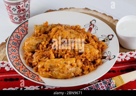 Sarma ist ein Gericht aus Reben, Kohl, Mönchs Rhabarber oder Mangold Blätter gerollt um eine Füllung in der Regel auf einer Kombination von Körnern, wie Bulgur oder Reis basiert Stockfoto