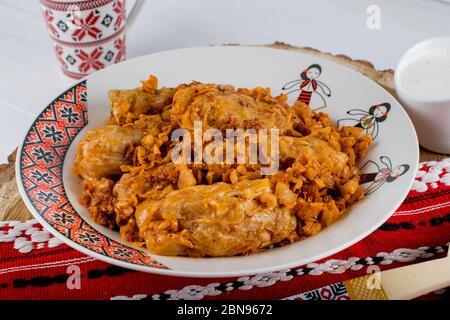 Sarma ist ein Gericht aus Reben, Kohl, Mönchs Rhabarber oder Mangold Blätter gerollt um eine Füllung in der Regel auf einer Kombination von Körnern, wie Bulgur oder Reis basiert Stockfoto