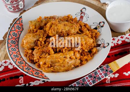 Sarma ist ein Gericht aus Reben, Kohl, Mönchs Rhabarber oder Mangold Blätter gerollt um eine Füllung in der Regel auf einer Kombination von Körnern, wie Bulgur oder Reis basiert Stockfoto