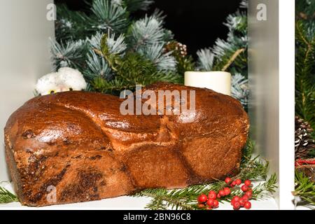 Nahaufnahme von hausgemachten traditionellen rumänischen süßen Brot namens "cosonac", mit Kakao, Rosinen, verschiedenen Nüssen und Schokolade Chips, bereit zum Essen Stockfoto