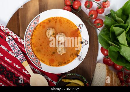 Draufsicht der Teller mit Fleischbällchen Suppe, traditionelle Platte der rumänischen Küche, Ciorba de perisoare Stockfoto