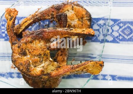 Frisch gegrillter Fisch auf Küchentisch. Nahaufnahme und Draufsicht. Stockfoto