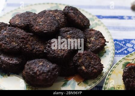 Kofta Fleischbällchen, eine beliebte Mahlzeit in der Türkei. Art des Kebab. Traditionelles südeuropäisches Gericht. Vorderansicht. Türkische Fleischbällchen Kuru kofte serviert auf einem pla Stockfoto