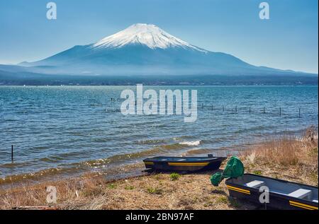 Ikonische Aussicht auf den See Yamanaka und den Mt. Fuji im Hintergrund, Präfektur Yamanashi, Japan Stockfoto