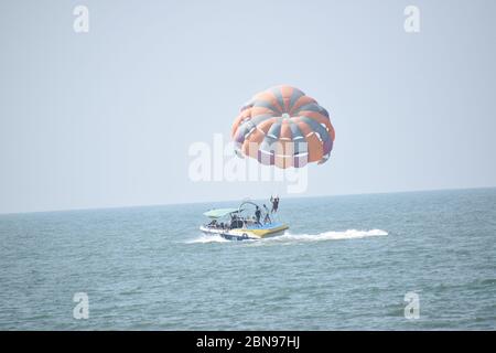 Parasegeln vor der Küste in Anjuna Beach, Goa, Indien.14/12/2020. Stockfoto