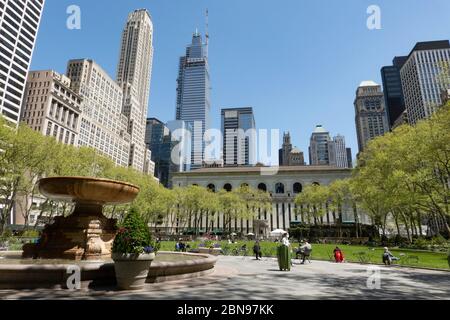 Der Josephine Shaw Lowell Memorial Fountain mit Wolkenkratzern im Hintergrund, Bryant Park, NYC, USA Stockfoto