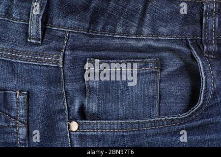 Nahaufnahme an einer Denim-Hose: Nähte, Nieten und Taschen. Stockfoto