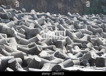 Design Felsen in der Küste.EIN Blick vom Anjuna Strand, Goa, Indien. Stockfoto