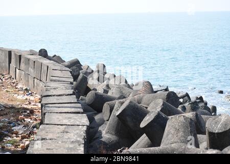 Design Felsen in der Küste.EIN Blick vom Anjuna Strand, Goa, Indien. Stockfoto