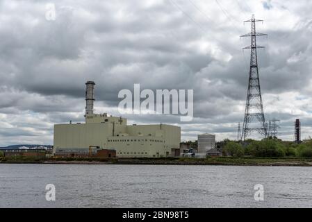 Derry, Großbritannien - 26. April 2020: Coolkeerah ESB Kraftwerk am Ufer des Flusses Foyle in der Nähe von Derry, Nordirland Stockfoto