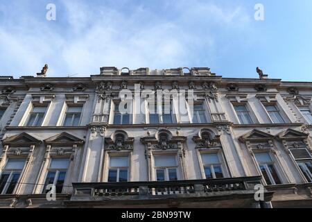 Fassade des alten Gebäudes im Stadtzentrum durch starkes Erdbeben beschädigt, das einen Teil des Daches und Dekoration auf den Boden brach Stockfoto