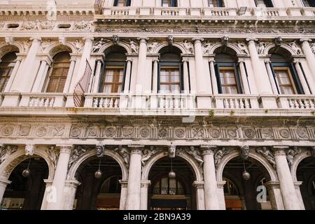 Gebäude Fondazione Musei Civici di Venezia in Venedig, Italien. Die Basreliefs aus Stein an der Fassade des Gebäudes auf dem Piazza San Marco, klassisch venezianisch Stockfoto