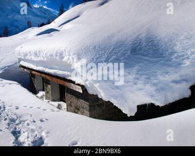 Bedretto Tal, Schweiz: Verschneite Winterpanorama des Tals. Stockfoto