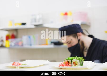 Vegane Sushi-Brötchen in der kommerziellen Take Away Food Küche. Fastfood, Mahlzeiten mit Liefervorbereitung, Beruf und Geschäftsbild Stockfoto