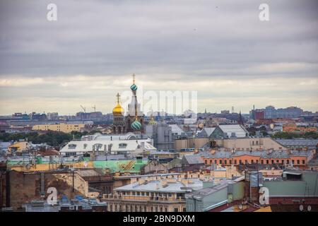 Blick von der Kolonnade der St. Isaac's Cathedral in St. Petersburg, Russland, Dächer und der Erlöser auf Blut Kathedrale und die Kuppeln Stockfoto