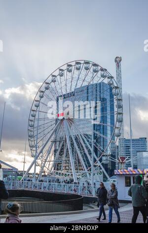 Big Wheel neben der Eisbahn Birmingham Freizeitaktivitäten auf dem Centenary Square in Birmingham Stockfoto