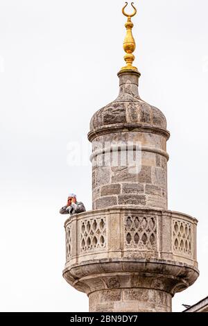 Muezzin singt vom Minarett von Topkapi, Fatih, Istanbul, Türkei. Ohne Lautsprecher und Verstärker. Auf dem Minarett im Topkapi-Palast ruft der Muezzin persönlich rein akustisch zum Gebet auf Stockfoto