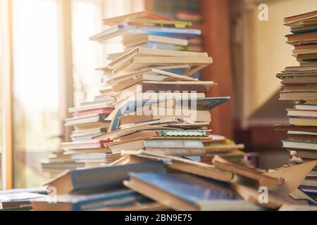 Haufen alter Bücher auf dem Tisch Stockfoto