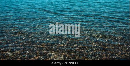 Sommerzeit unter Meer Ozean in sauberem und klarem Wasser mit Strahl von Sonnenlicht von der Oberfläche für Hintergrund-Konzept .Design Stockfoto