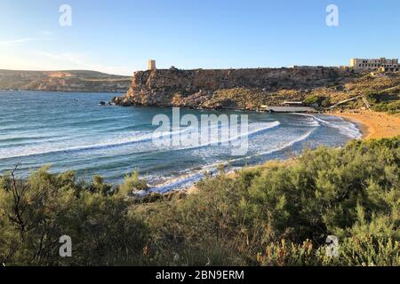 Blick auf schöne Bucht mit Sandstrand Meer oder Meer ist ein blau türkis mit weißen Wellen. Strand umgeben Steinhügel Stockfoto