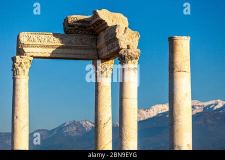 Hellenistische Ruinen mit korinthischen Säulen in Laodykeia bei Pamukkale, Türkei Stockfoto