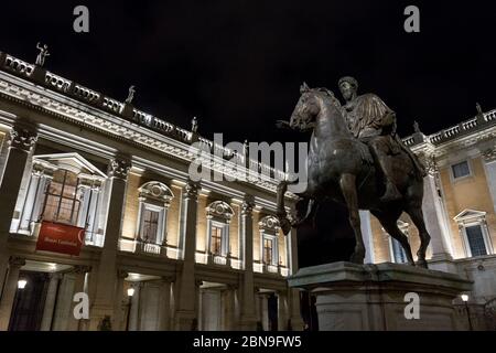 Rom, Italien: Capitol Square of Rome mit Kopie der Statue von Marcus Aurelius auf der rechten Seite und Capitoline Museum auf der linken Seite, bei Nacht. Stockfoto