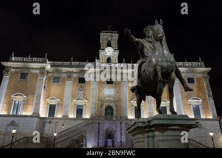 Rom, Italien: Campidoglio Platz von Rom mit der Kopie der Statue des Marcus Aurelius in der Nähe und Palazzo Senatorio im Hintergrund Stockfoto