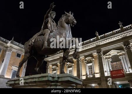 Rom, Italien: Capitol Square of Rome bei Nacht mit der Statue von Marcus Aurelius auf der linken Seite und Kapitolinischen Museum auf der rechten Seite. Stockfoto