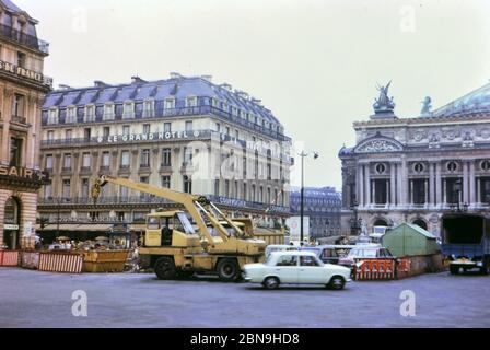 1972 Frankreich - (R) - Verkehr vor Le Grand Hotel in Paris Frankreich ca. 1972 Stockfoto