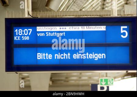 Not instegen! Ein Hinweis an Bahnreisende. Stockfoto