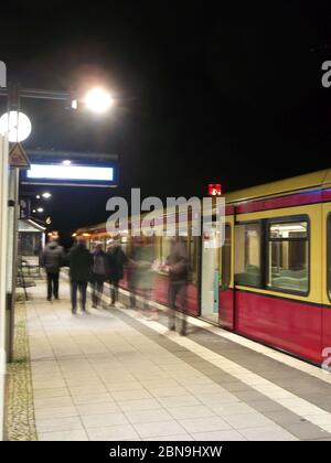 Der an der Straße Freiheit gelegene S-Bahnhof Berlin-Stresow, vormals Fernbahnhof Berlin-Spandau. Stockfoto