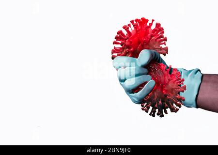 Nahaufnahme der Hand in sterilen Handschuhen, die auf schwarzem Hintergrund am Corona-Virus haften. 3d-Darstellung. Gewinnen Sie Kampf covid-19 Corona Virus. Heilung Corona Virus. Menschen Stockfoto