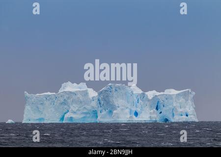 Riesiger Eisberg vor der Küste der Antarktis, genannt Hochzeitstorte Stockfoto
