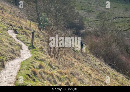 Ein Junge bewundert die Aussicht über Sussex Landschaft von South Downs auf einem Devil's Dike Walk, England. Stockfoto
