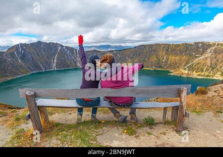 Backpacker genießen den Blick auf den Quilotoa Vulkankrater See entlang der Quilotoa Loop Wanderung, südlich von Quito, Ecuador. Stockfoto