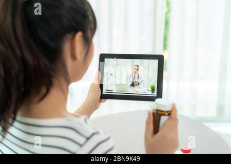 Asiatische Senior Frau mit Videokonferenz, machen Online-Beratung mit Arzt Beratung über Krankheit und Medikamente per Videoanruf. Telehehealth, Te Stockfoto