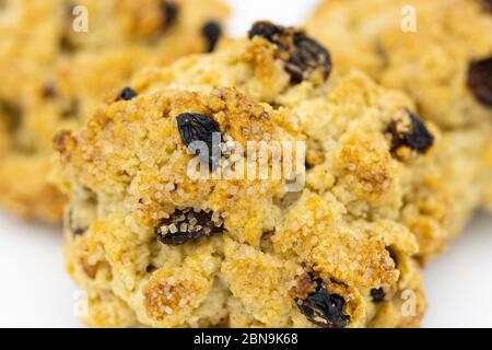 Nahaufnahme eines Stapels traditioneller, köstlicher, frisch gebackener Steinkuchen mit Rosinen und Zuckerkristallen auf weißem Hintergrund Stockfoto