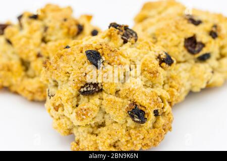 Nahaufnahme eines Stapels traditioneller, köstlicher, frisch gebackener Steinkuchen mit Rosinen und Zuckerkristallen auf weißem Hintergrund Stockfoto